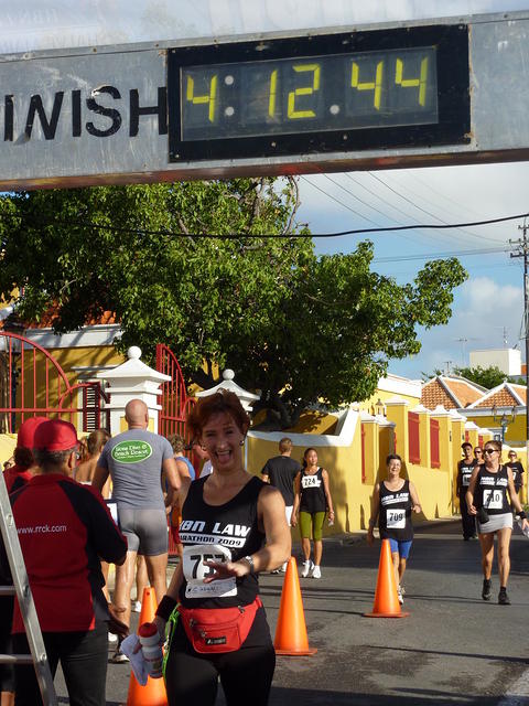 Caroline komt over de finish