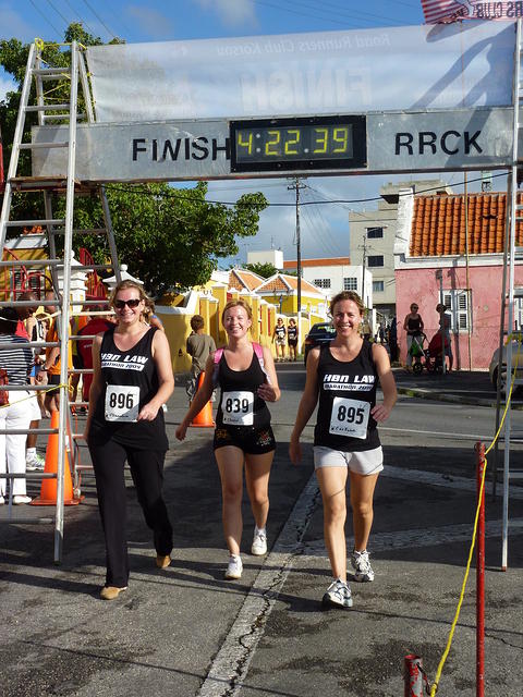 Tamara en Cindy komen over de finish