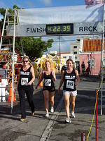 Tamara en Cindy komen over de finish